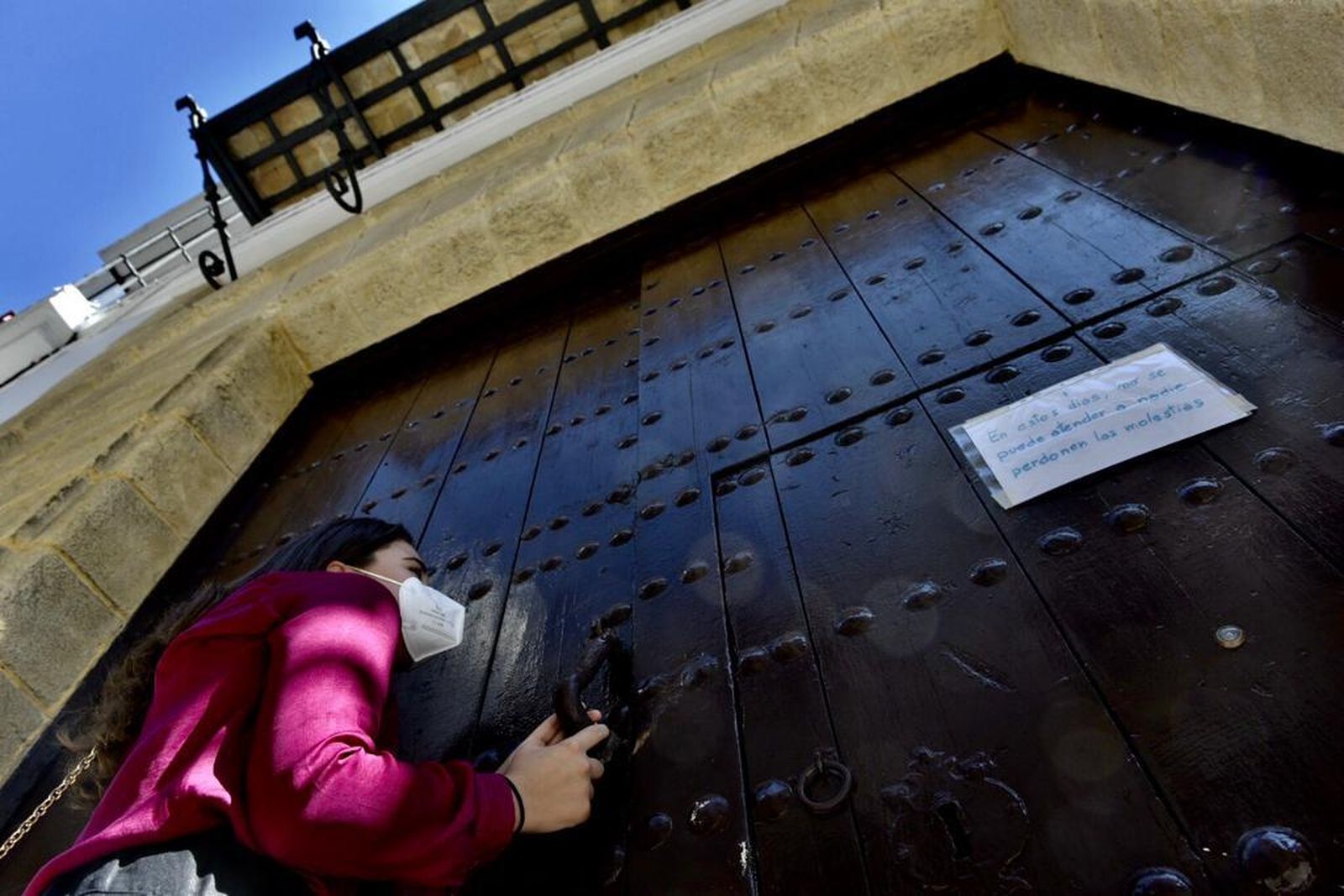 Entrada al convento de Santa Ángela de la Cruz de Sevilla, confinado por coronavirus.