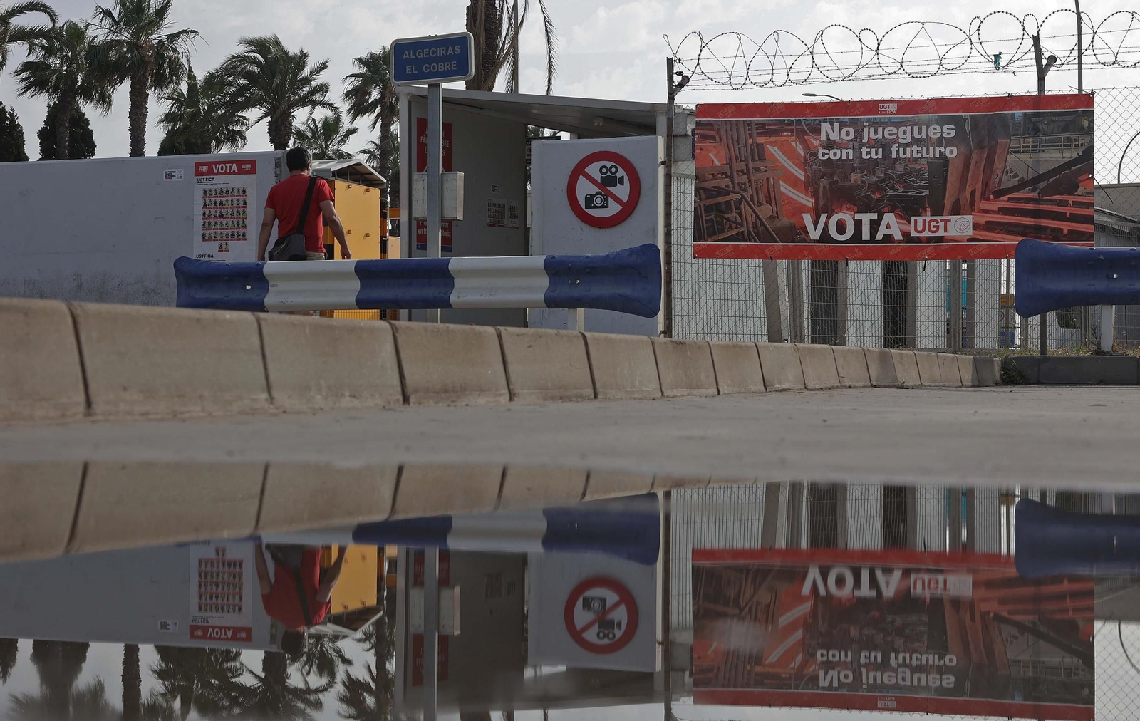 Un trabajador accede a la fábrica de Acerinox en Los Barrios, el día de las elecciones sindicales