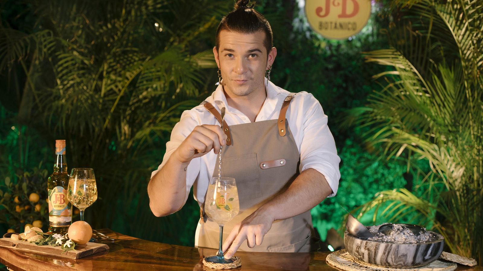 Carlos, preparando un cóctel con 'J&B Botánico'.