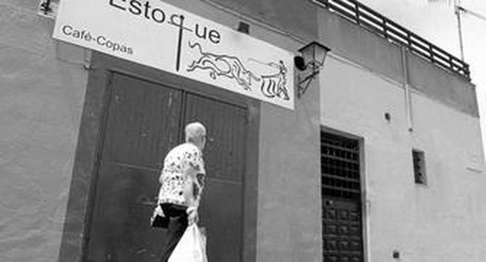 Una mujer pasa ayer ante uno de los bares, próximo al hospital San Juan Grande, que fue 'regentado' por los cabecillas de la trama.