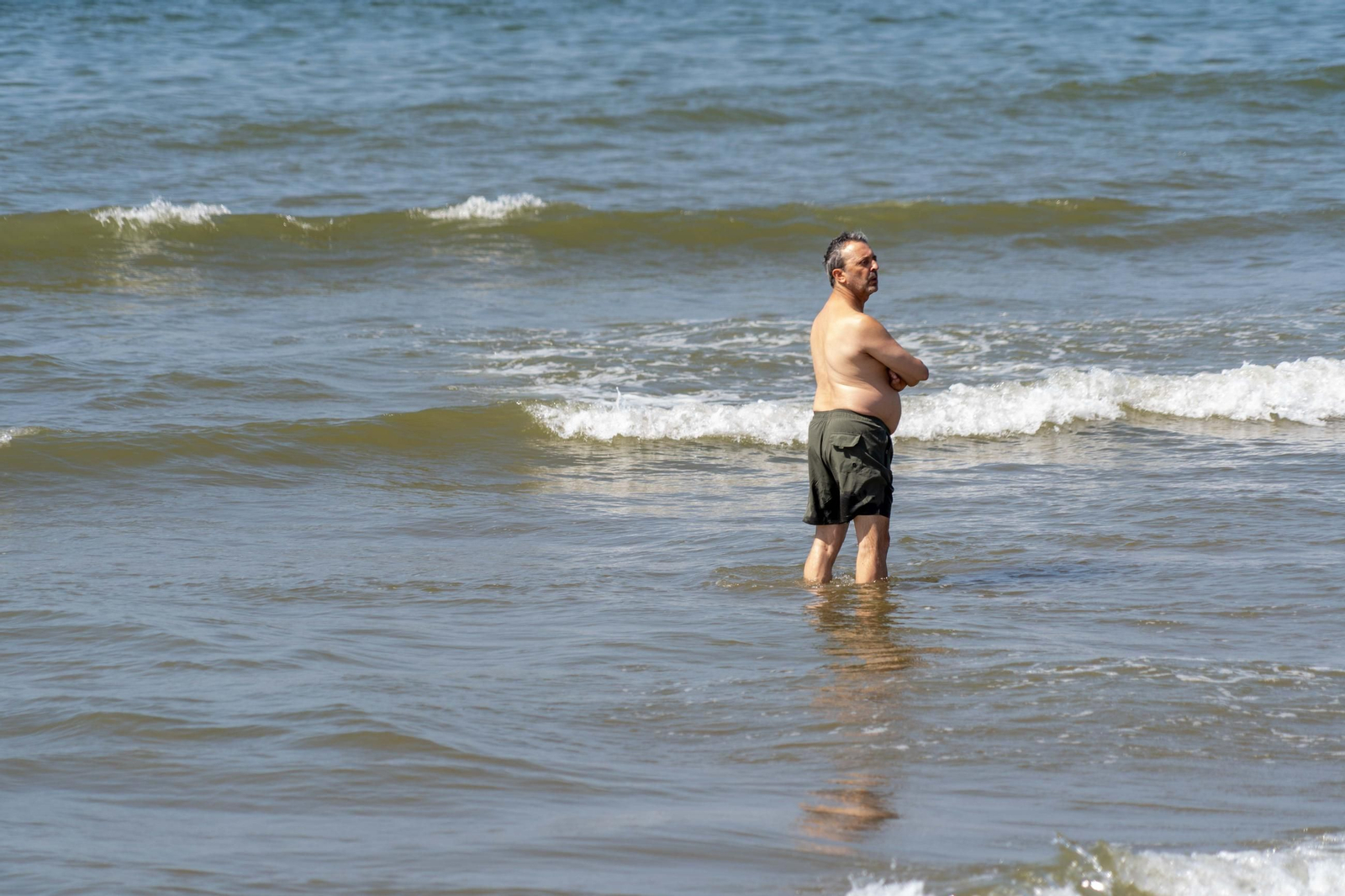 Una mañana de domingo en El Espigón, la playa de Huelva capital.