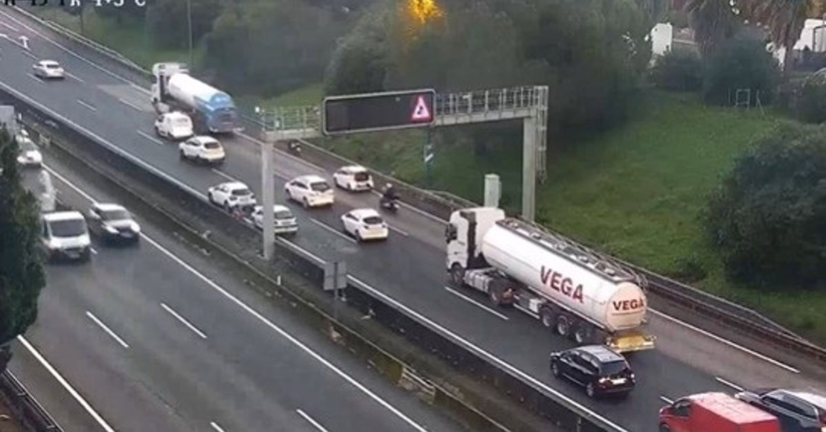 Más de tres kilómetros de retenciones en la A-49 por un accidente, sin heridos, en Castilleja