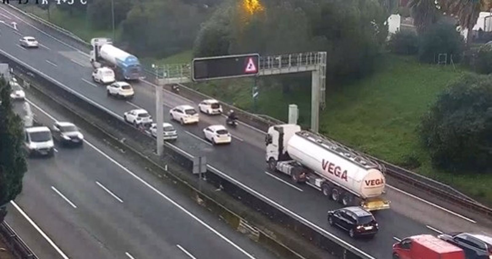 Imagen de las retenciones en la A-49 por un accidente a la altura de Castilleja de la Cuesta