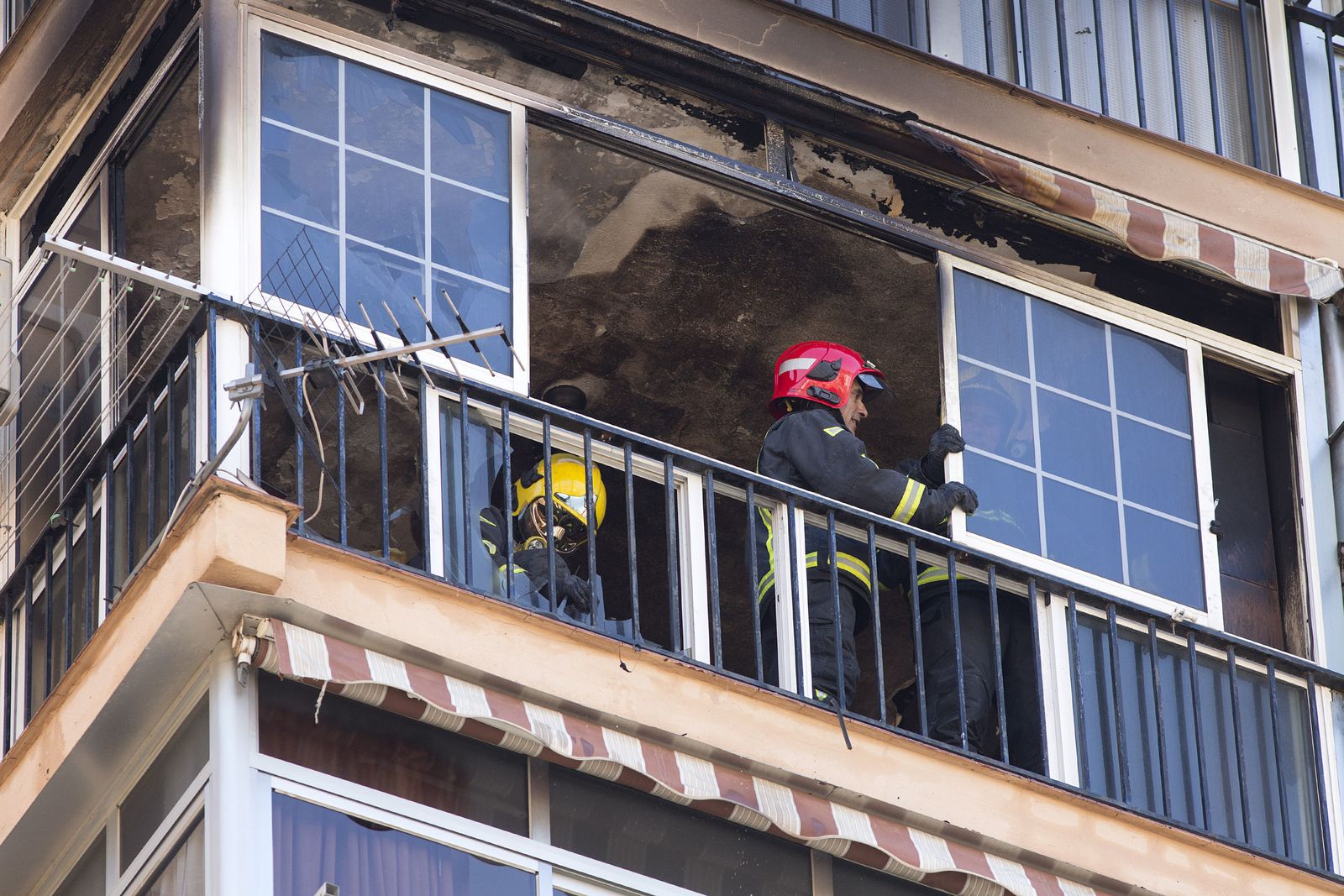 Bomberos en las labores de extinción en un edificio de 15 plantas en Málaga.