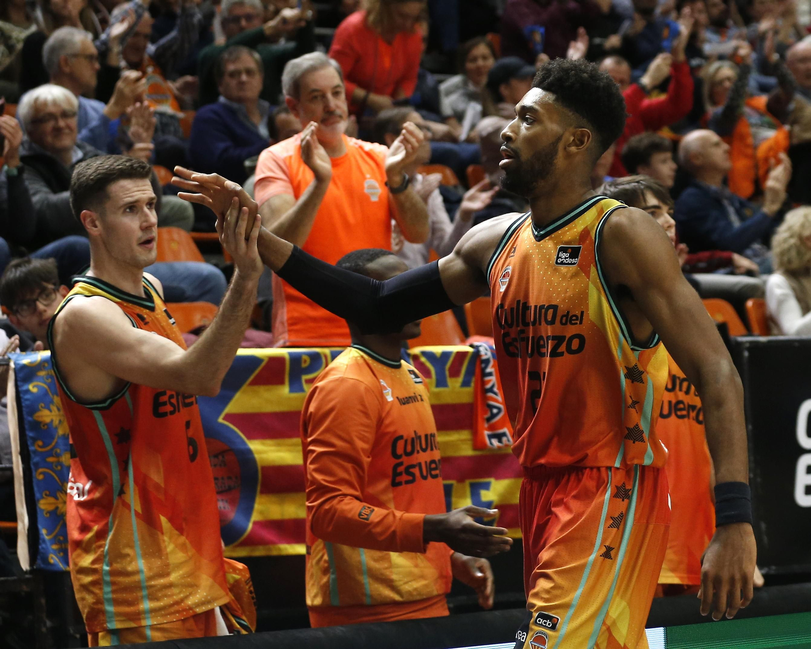 Kyle Alexander choca la mano con López-Arostegui.