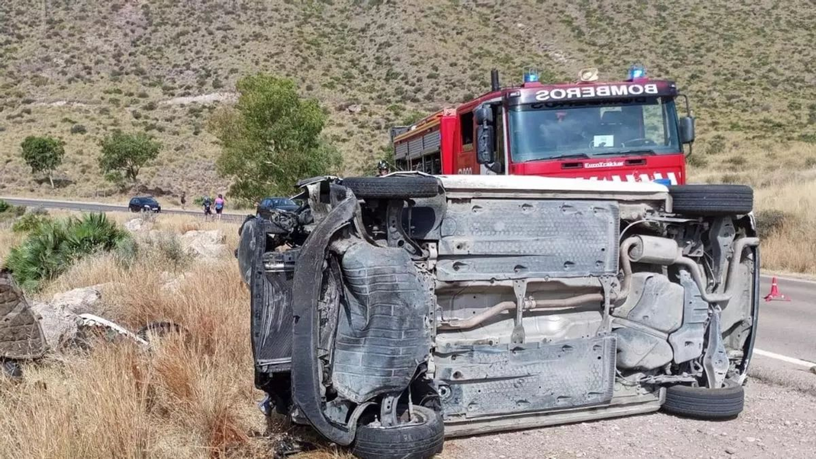 Vehículo volcado y bajo el cual quedaron atrapados los dos ciclistas fallecidos en Níjar. Vehículo volcado y bajo el cual quedaron atrapados los dos ciclistas fallecidos en Níjar.