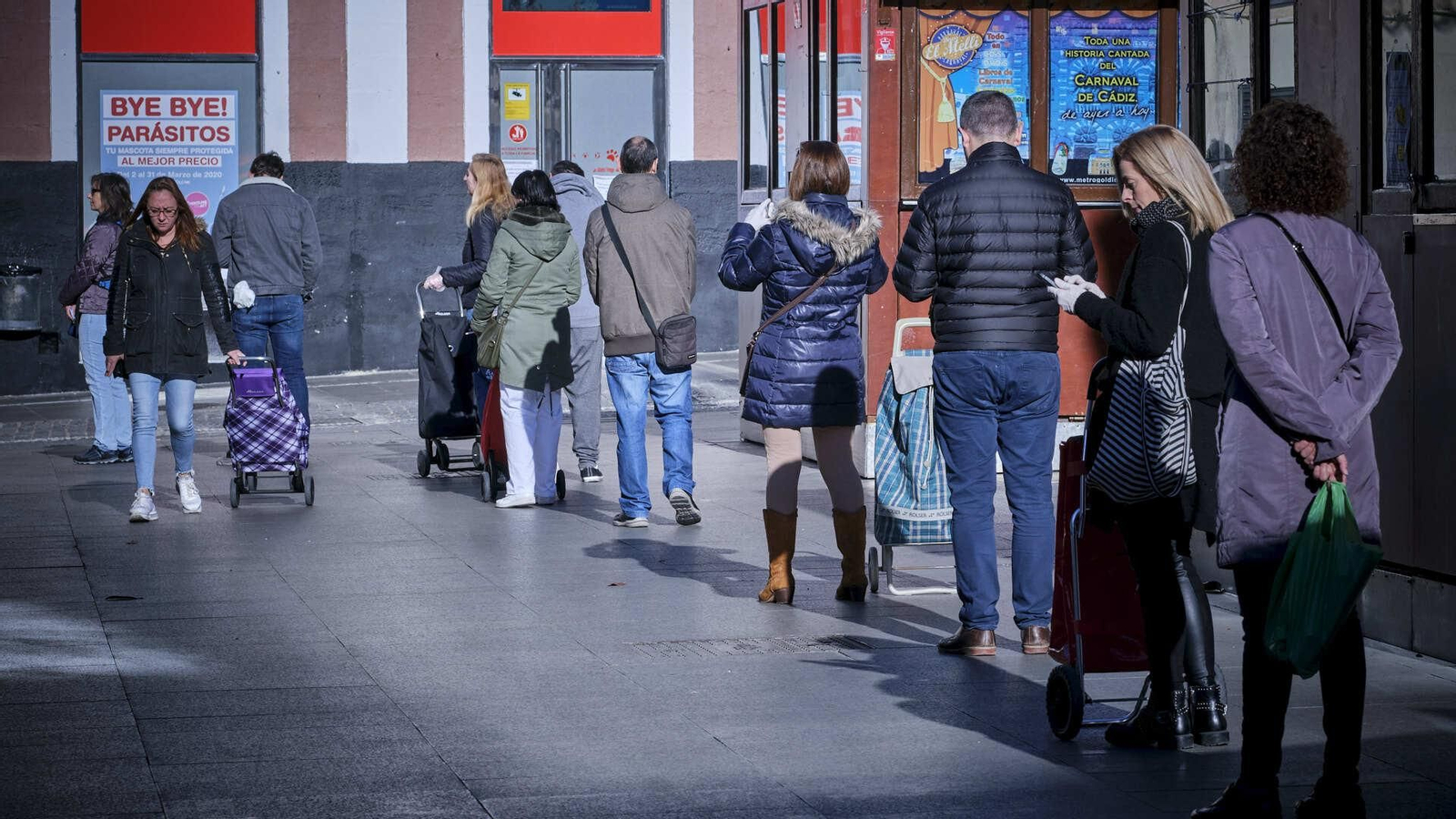 Colas para acceder a un supermercado del centro de Cádiz