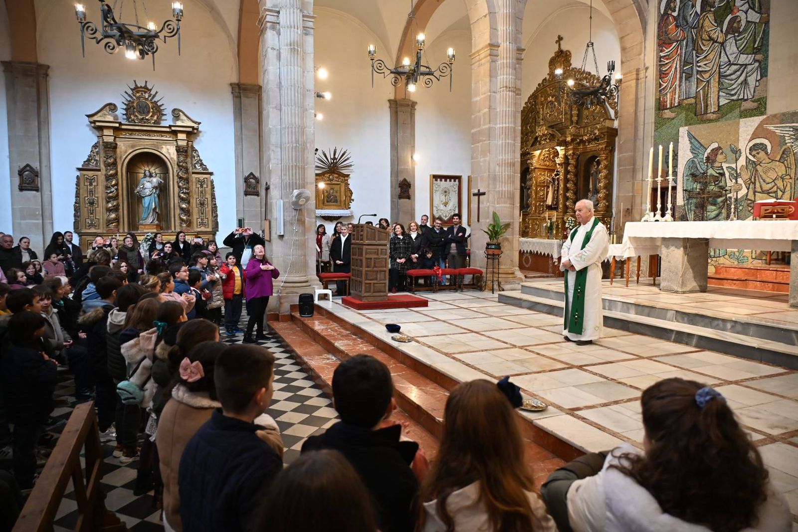 Las imágenes del homenaje de Villa del Río a su párroco emérito, Manuel Tirado Fernández