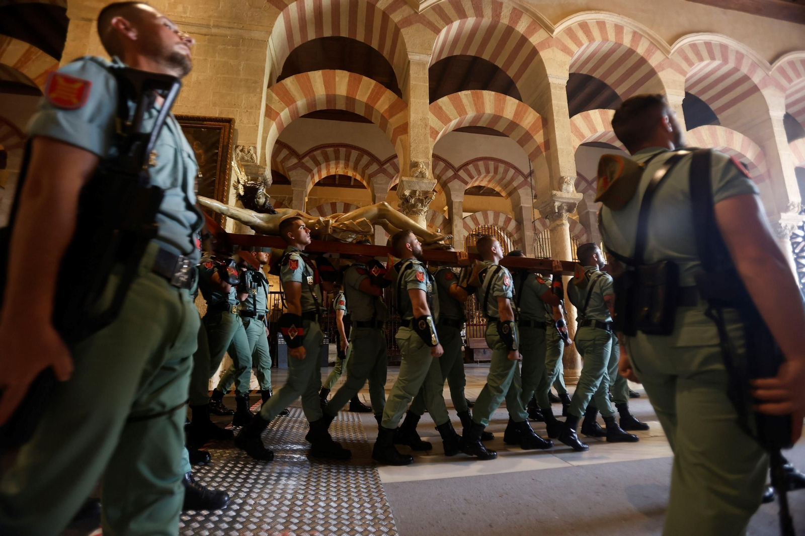 El vía crucis de la Caridad con la Legión en el Viernes Santo de Córdoba, en imágenes