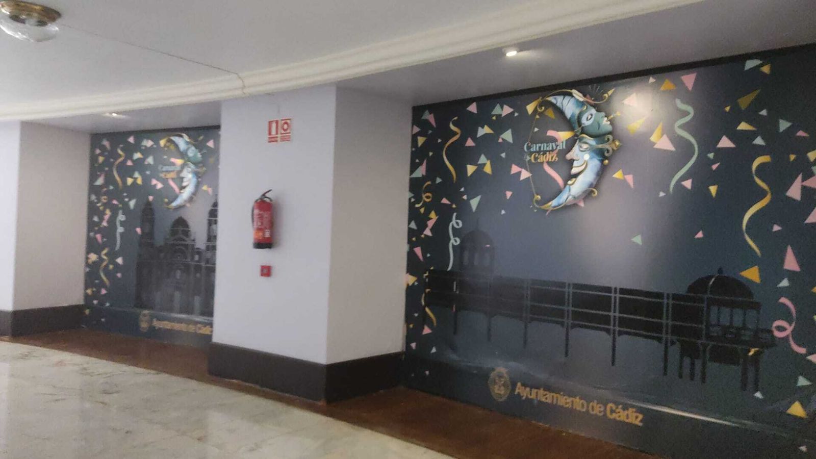 Vinilos de Carnaval aún exornando los pasillos del Gran Teatro Falla.