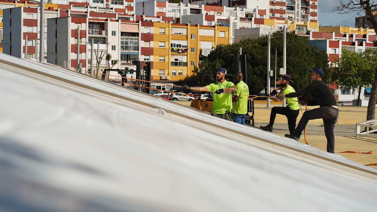 Comienza el montaje de las casetas de la Feria Real de Algeciras 2025