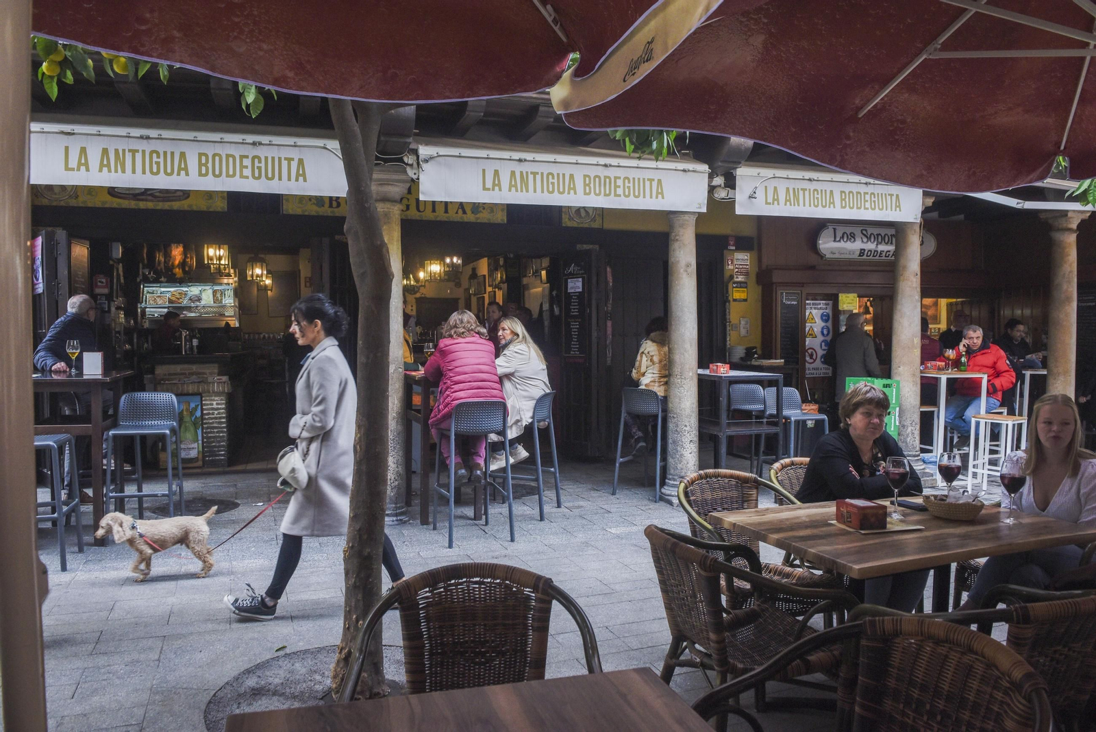Interior de un bar en Sevilla.