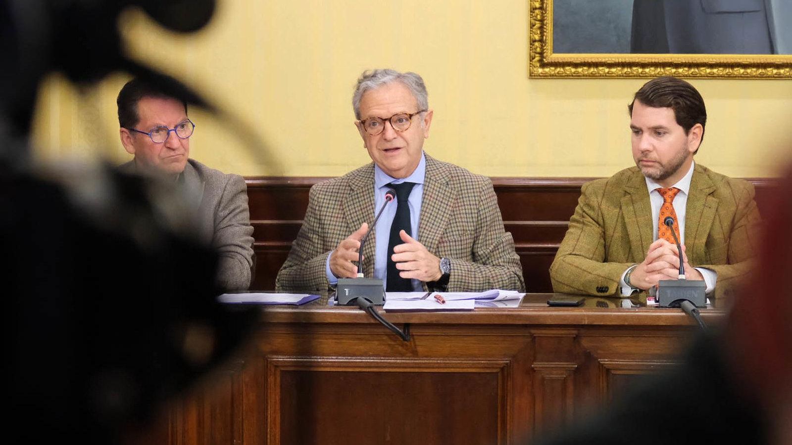 Salvador Fuentes, junto al alcalde de Cabra, Fernando Priego. Salvador Fuentes, junto al alcalde de Cabra, Fernando Priego.