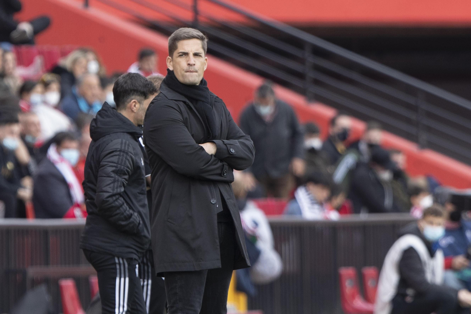 Robert Moreno, en la banda durante el partido ante Osasuna
