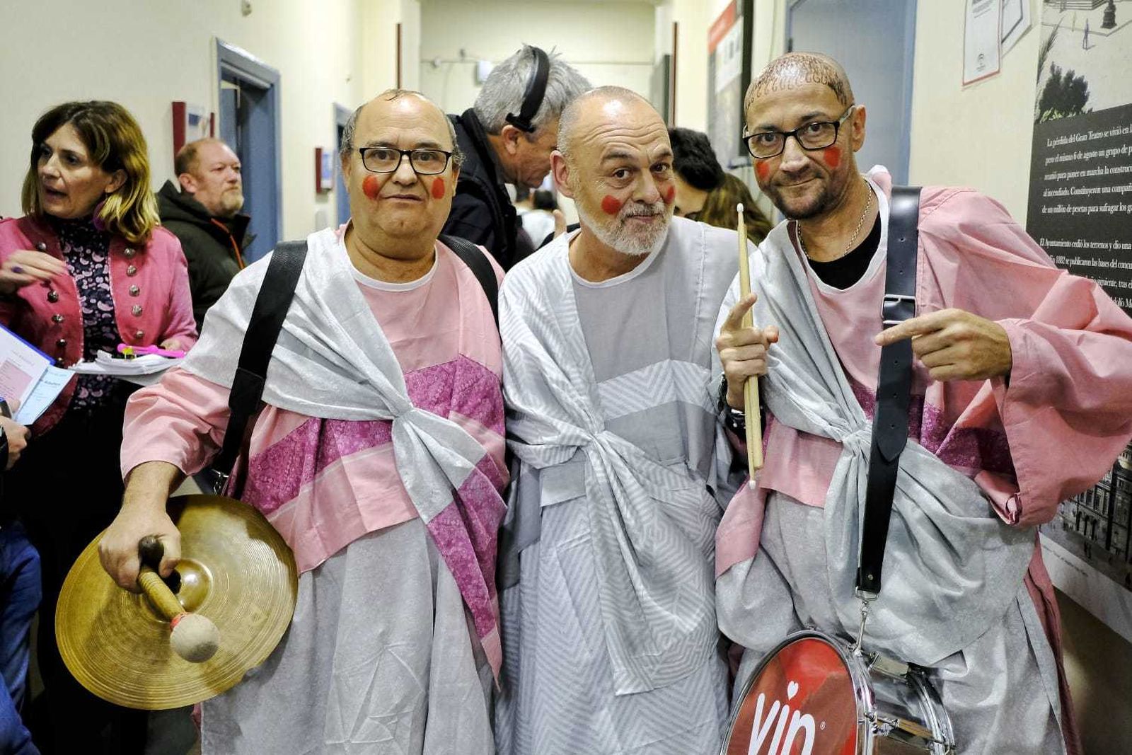 Manolín Gálvez (c) posa con el bombista Juan (i) y Manolo El Perola