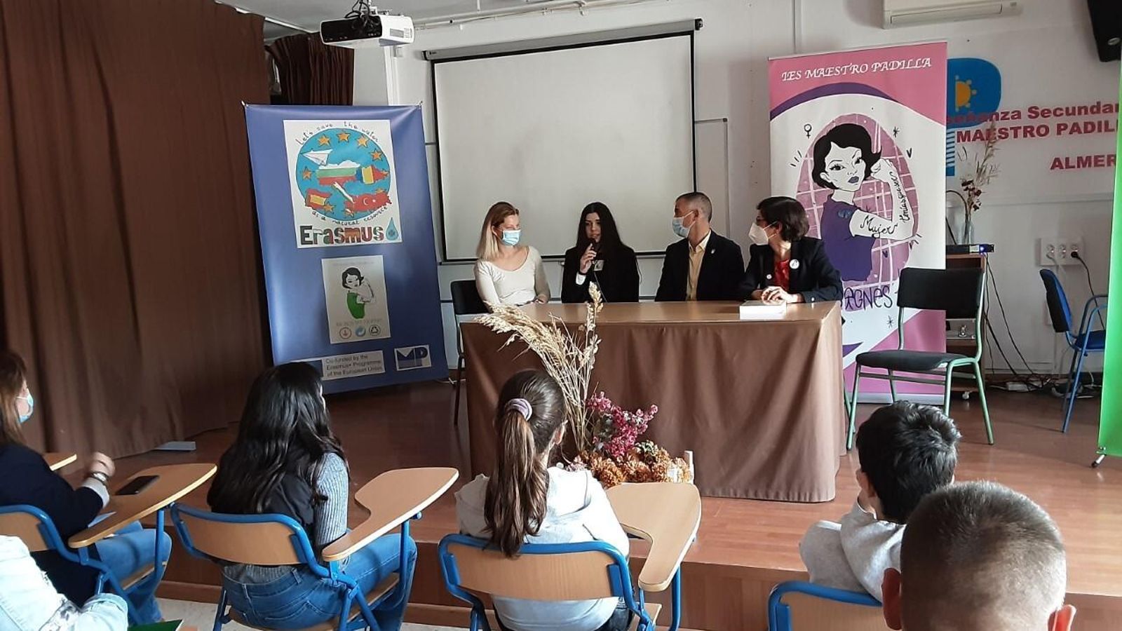 La joven, de 17 años, explicó el drama que ha vivido desde que estalló el conflicto a todos los alumnos del IES Maestro Padilla que ahora son sus compañeros.