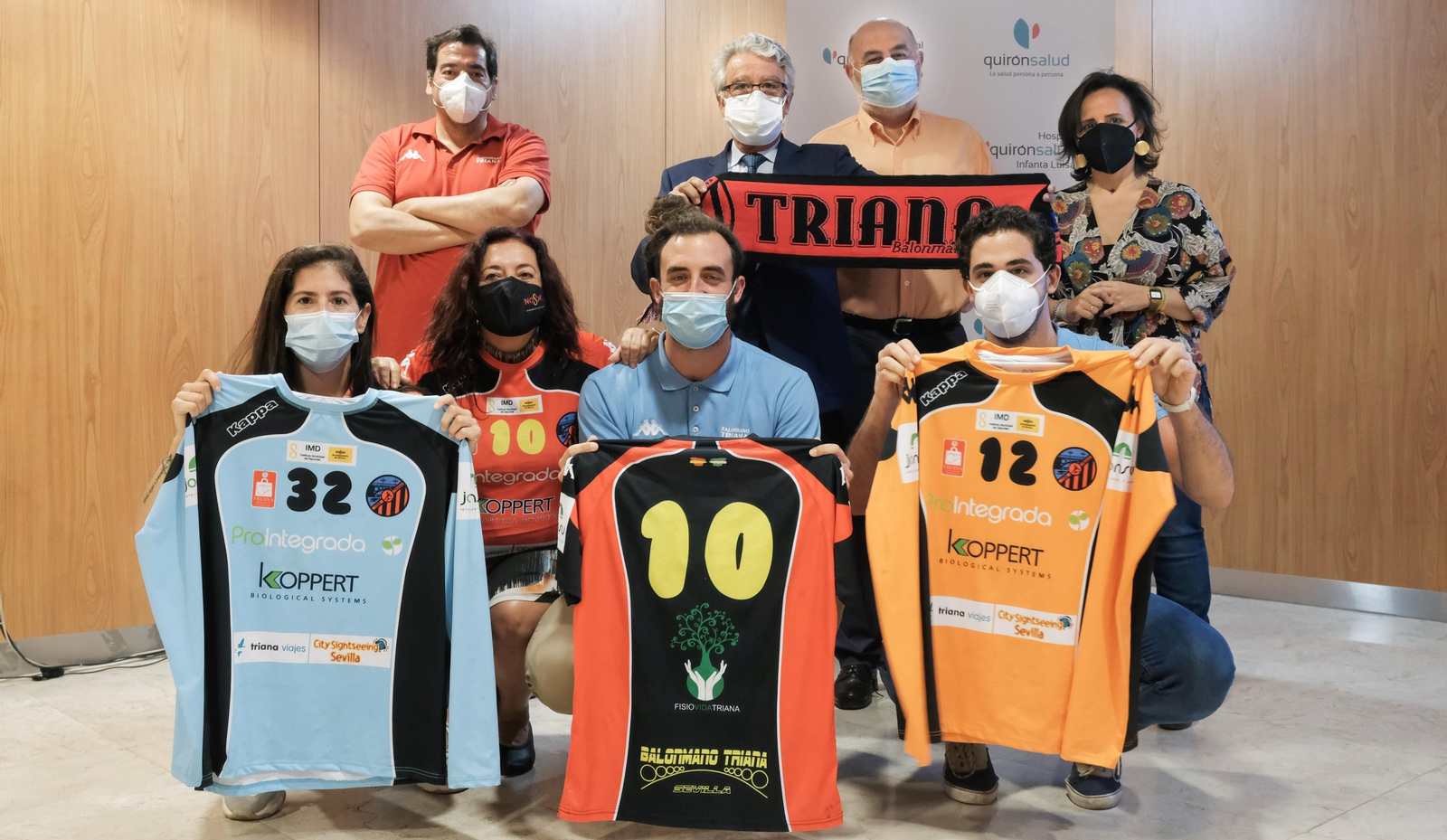 Una imagen del acto entre Quironsalud Infanta Luisa y el Prointegrada Balonmano Triana.