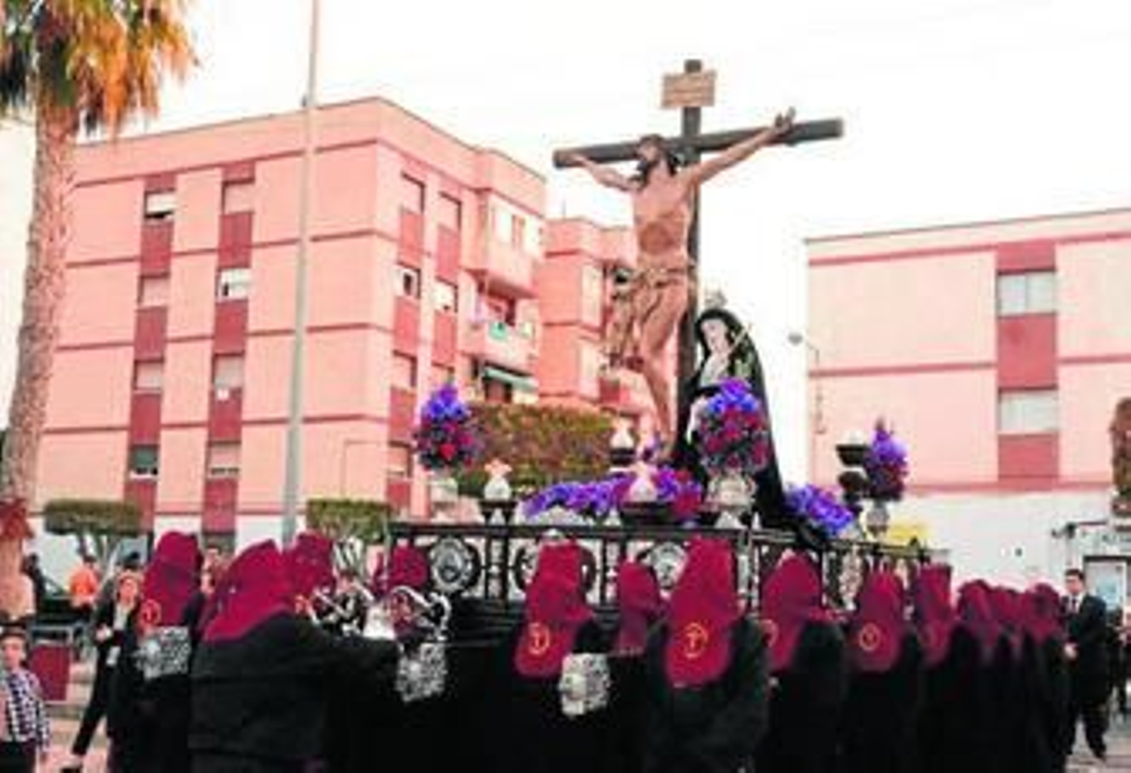 Regreso a casa entre lirios y rosas