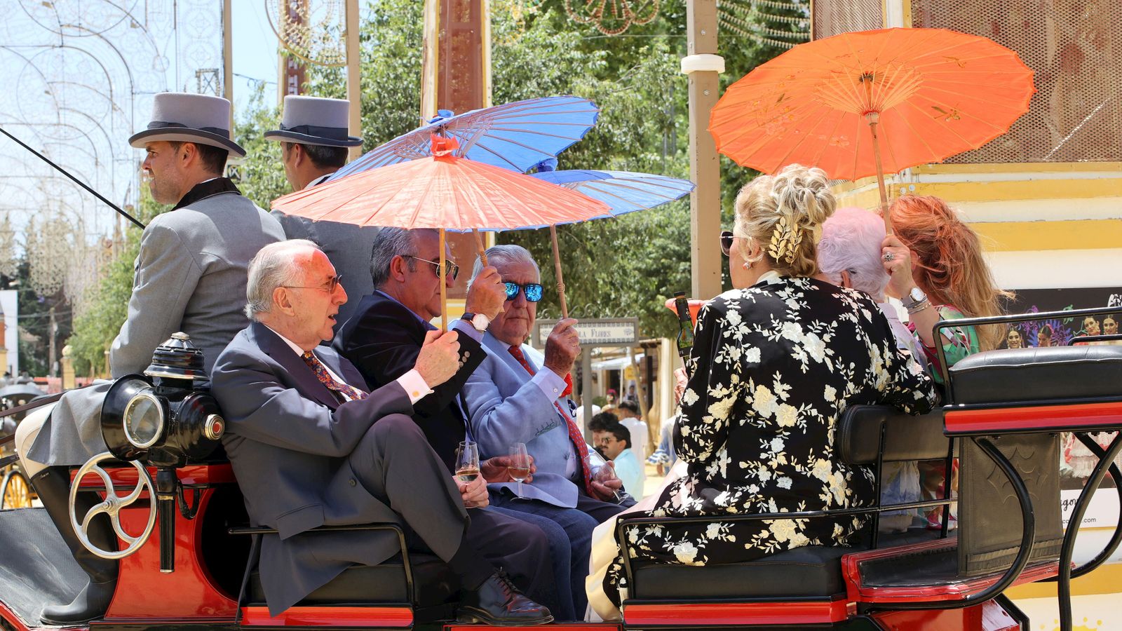 Varias personas se protegen del sol en un coche de caballos en el Hontoria.