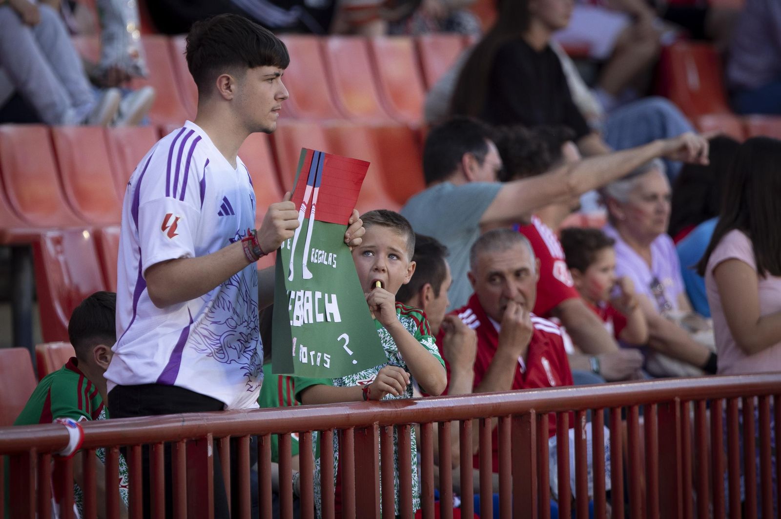 Encuéntrate en la grada de Los Cármenes en el Granada-Castellón