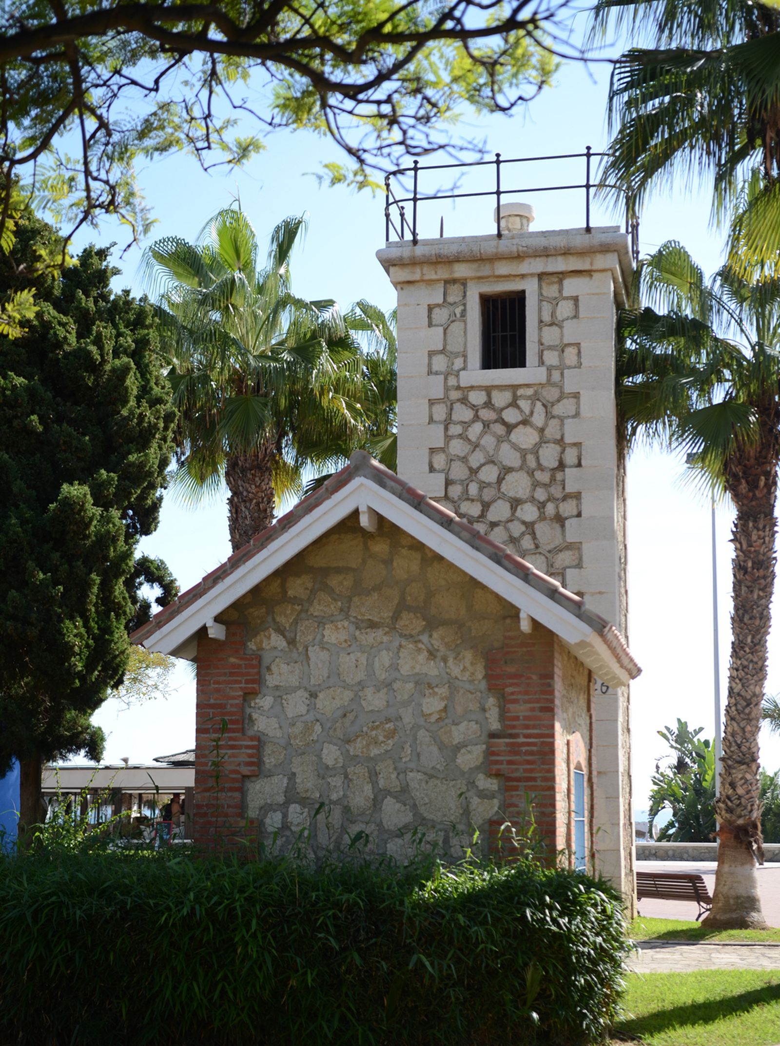 Faro antiguo de Torre del Mar ubicado en el paseo marítimo.
