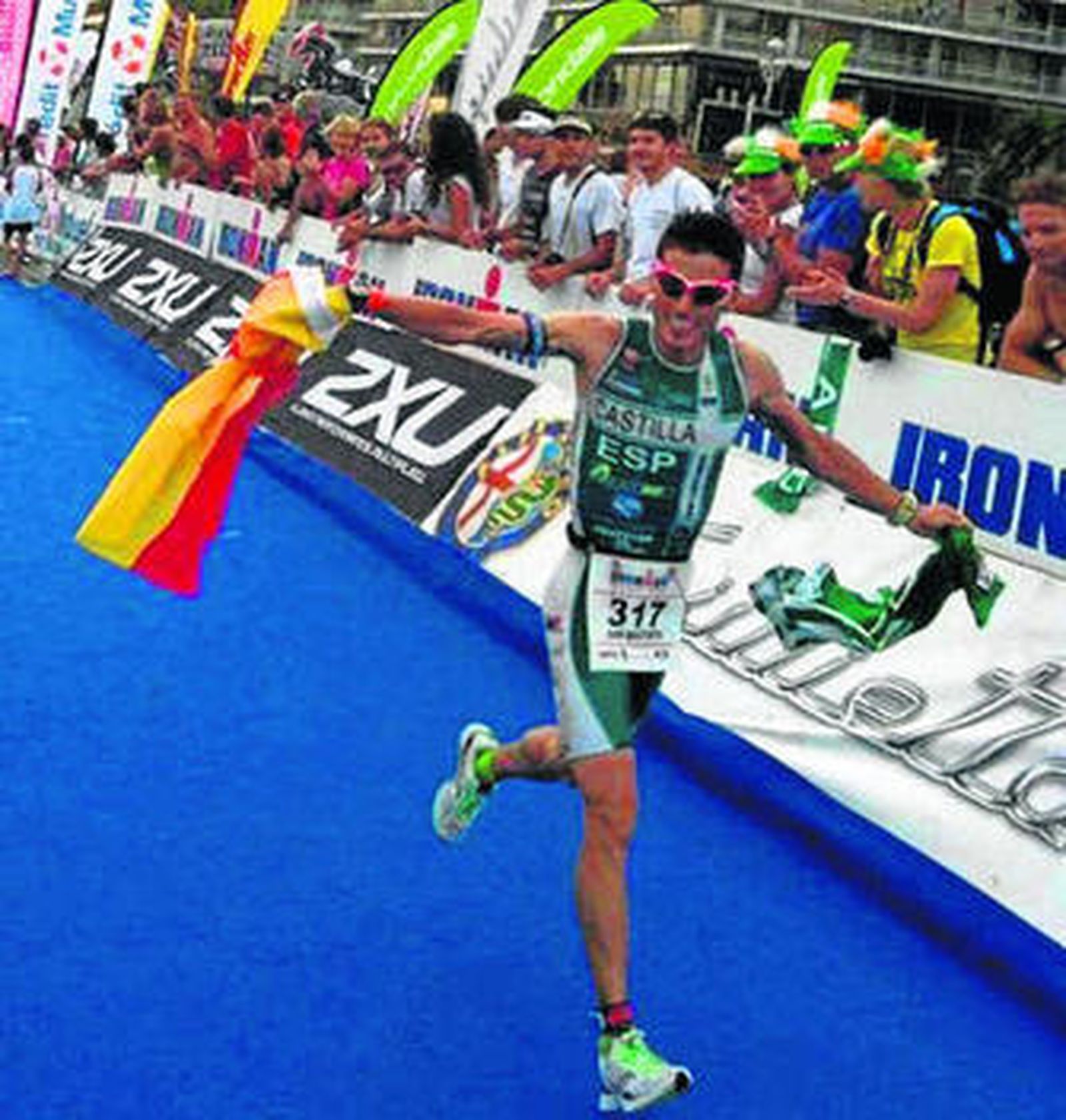 Juan Bautista, con la bandera española, ayer poco antes de entrar en meta.