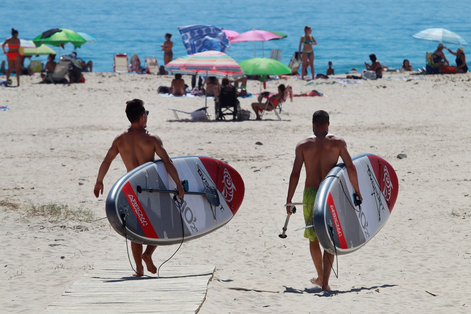 Dos surfistas en la playa de Tarifa, Cádiz.