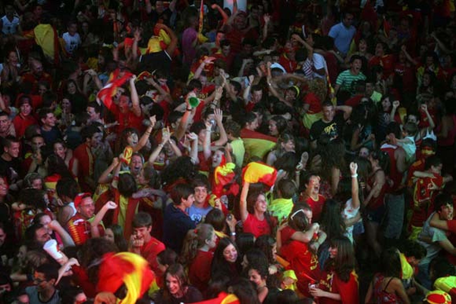 Todos los aficionados salieron a la calle a celebrar la victoria del Mundial vestidos con los colores de la selección

Foto: J.M. Quinones