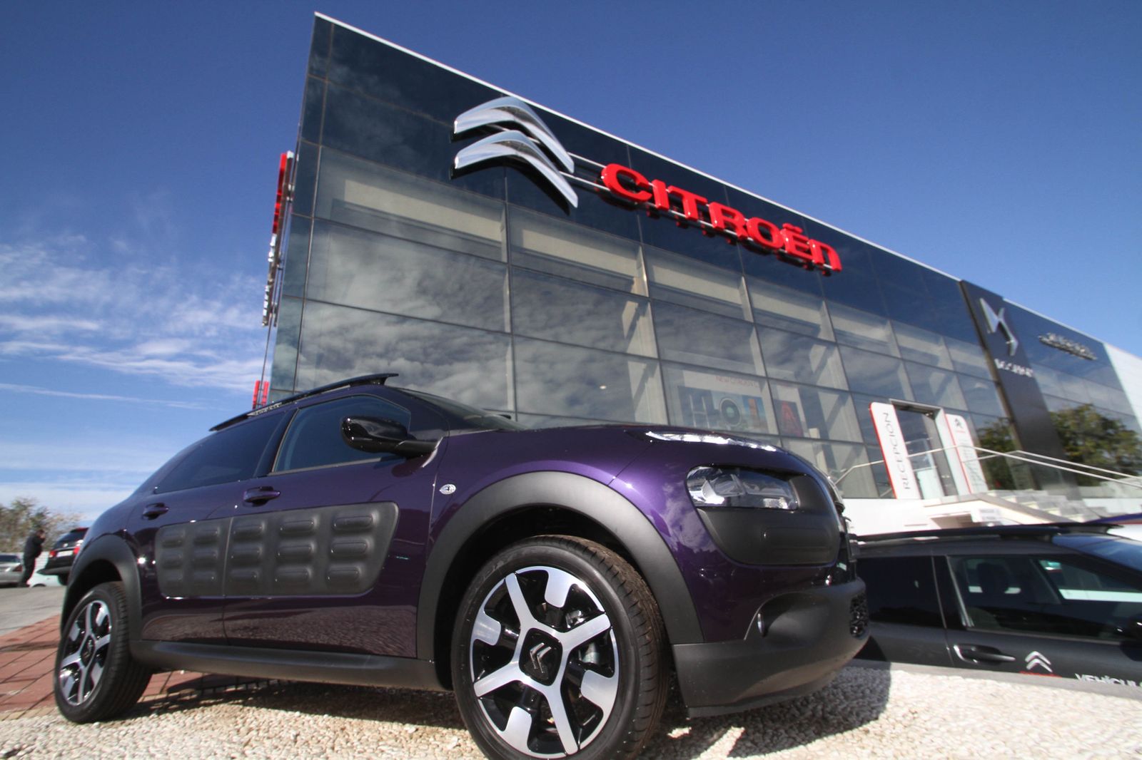 Imagen de un Citroën C4 Cactus ante un concesionario en Sevilla.