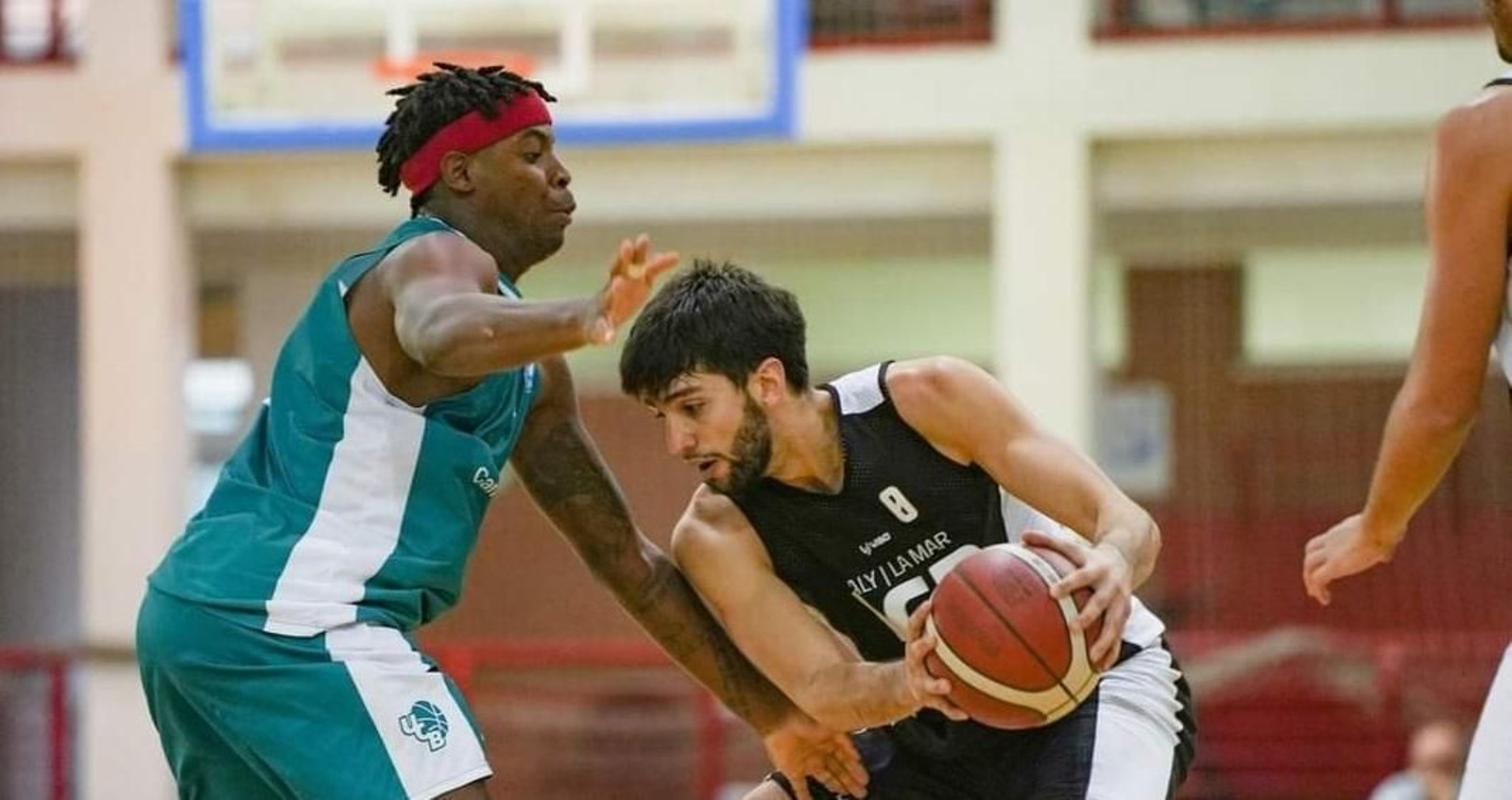 Raudelis Guerra (UCB) presiona a Paulo Rodríguez (Vítaly La Mar Badajoz). Raudelis Guerra (UCB) presiona a Paulo Rodríguez (Vítaly La Mar Badajoz).