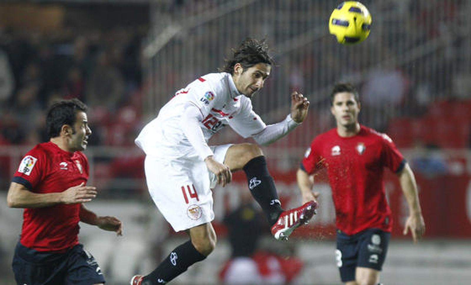 Escoude despejando el balón.

Foto: Pizarro