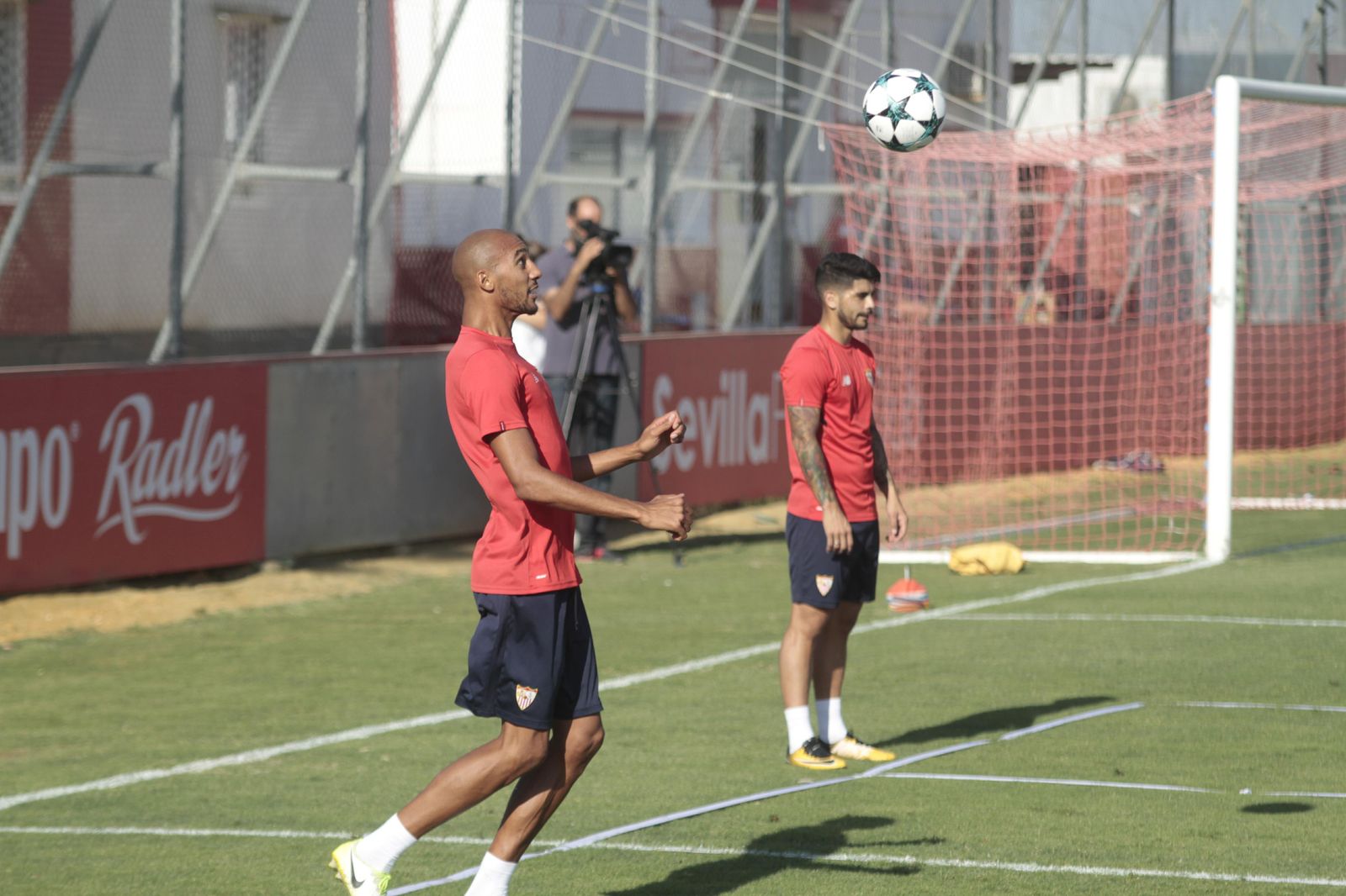 Banega y Nzonzi  en un entrenamiento
