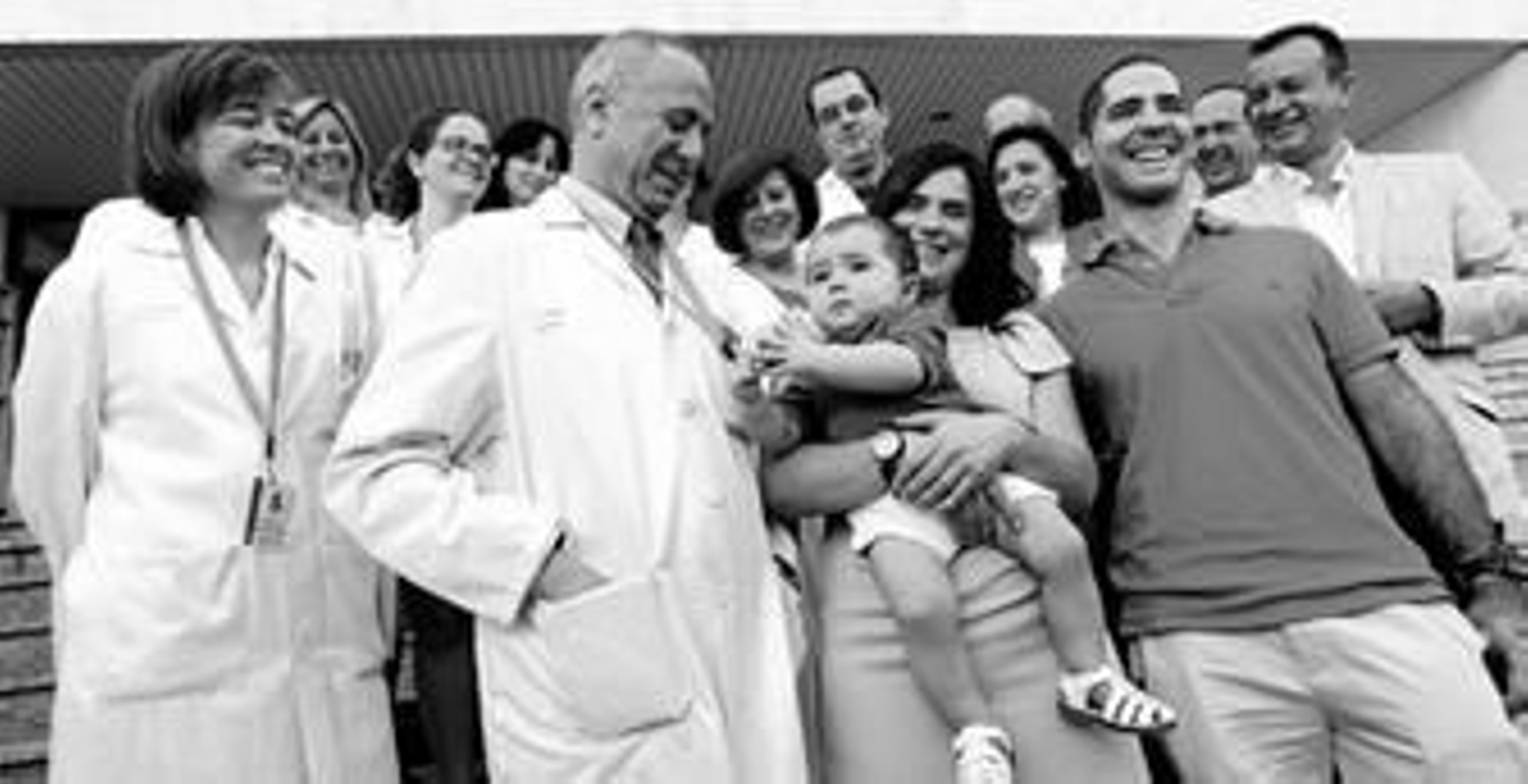 El equipo médico junto con la pareja y su hijo, en la Unidad de Reproducción del Hospital Virgen de las Nieves