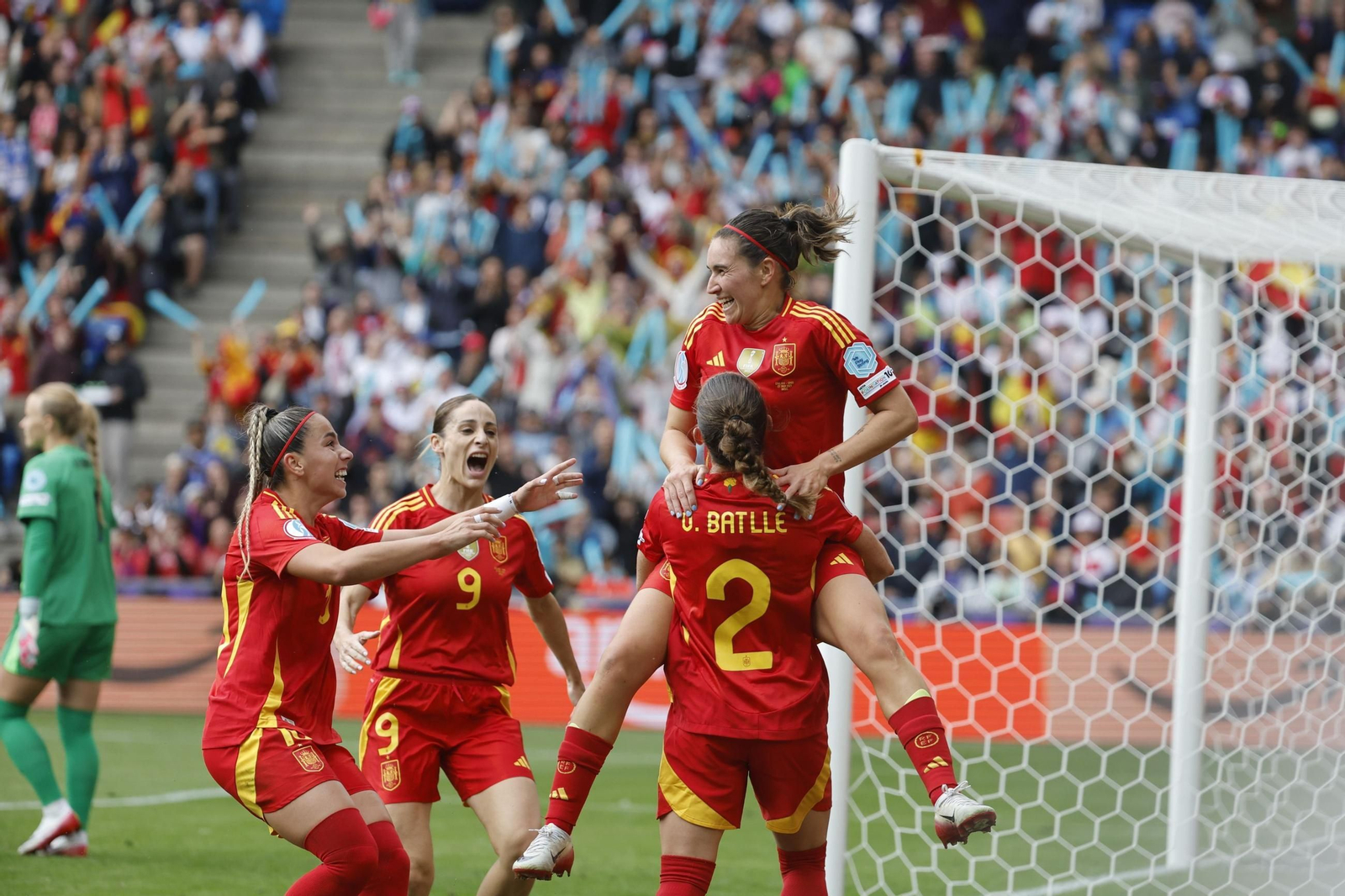 Las jugadoras españolas celebran el primer gol del encuentro.