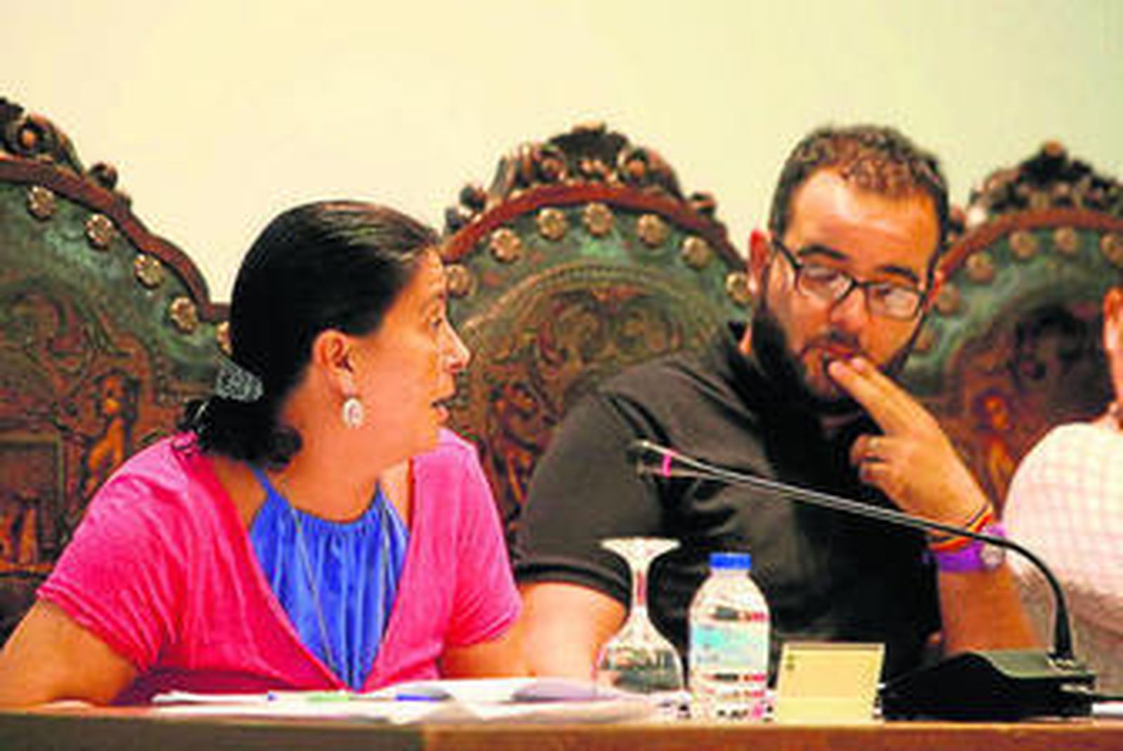 Ceferina Peño y Manuel Sánchez, en el pleno del jueves.