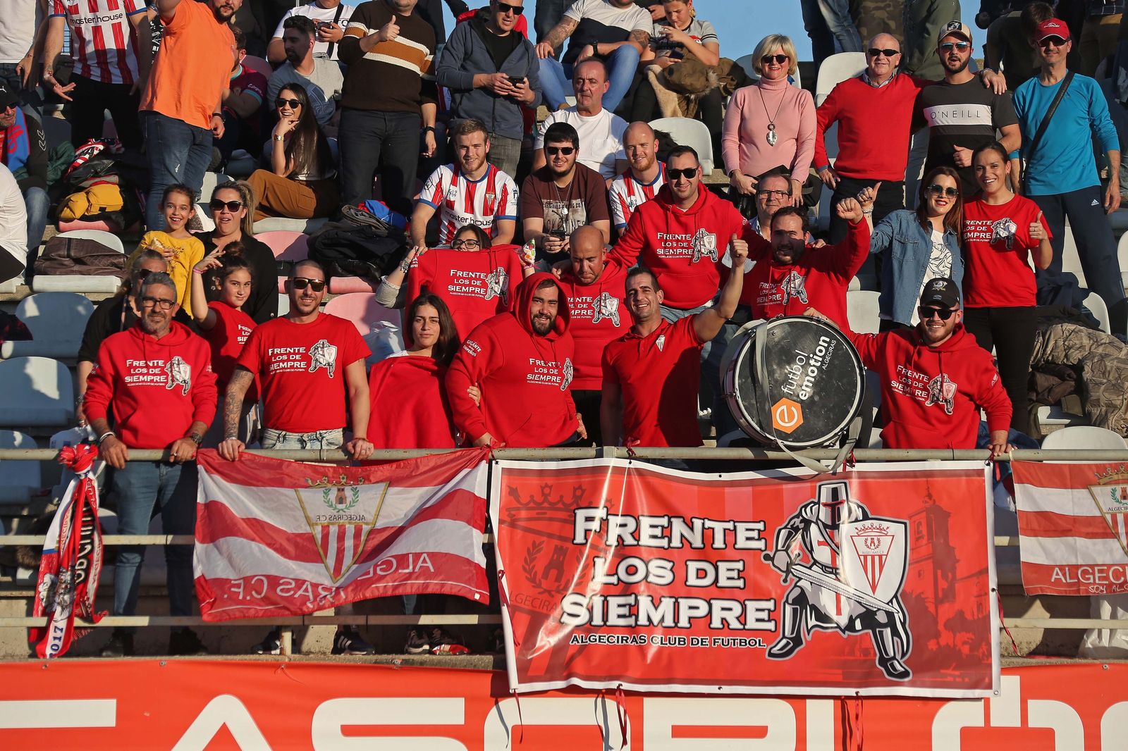 Aficionados de la peña del Frente Los de Siempre, la pasada temporada en el estadio.