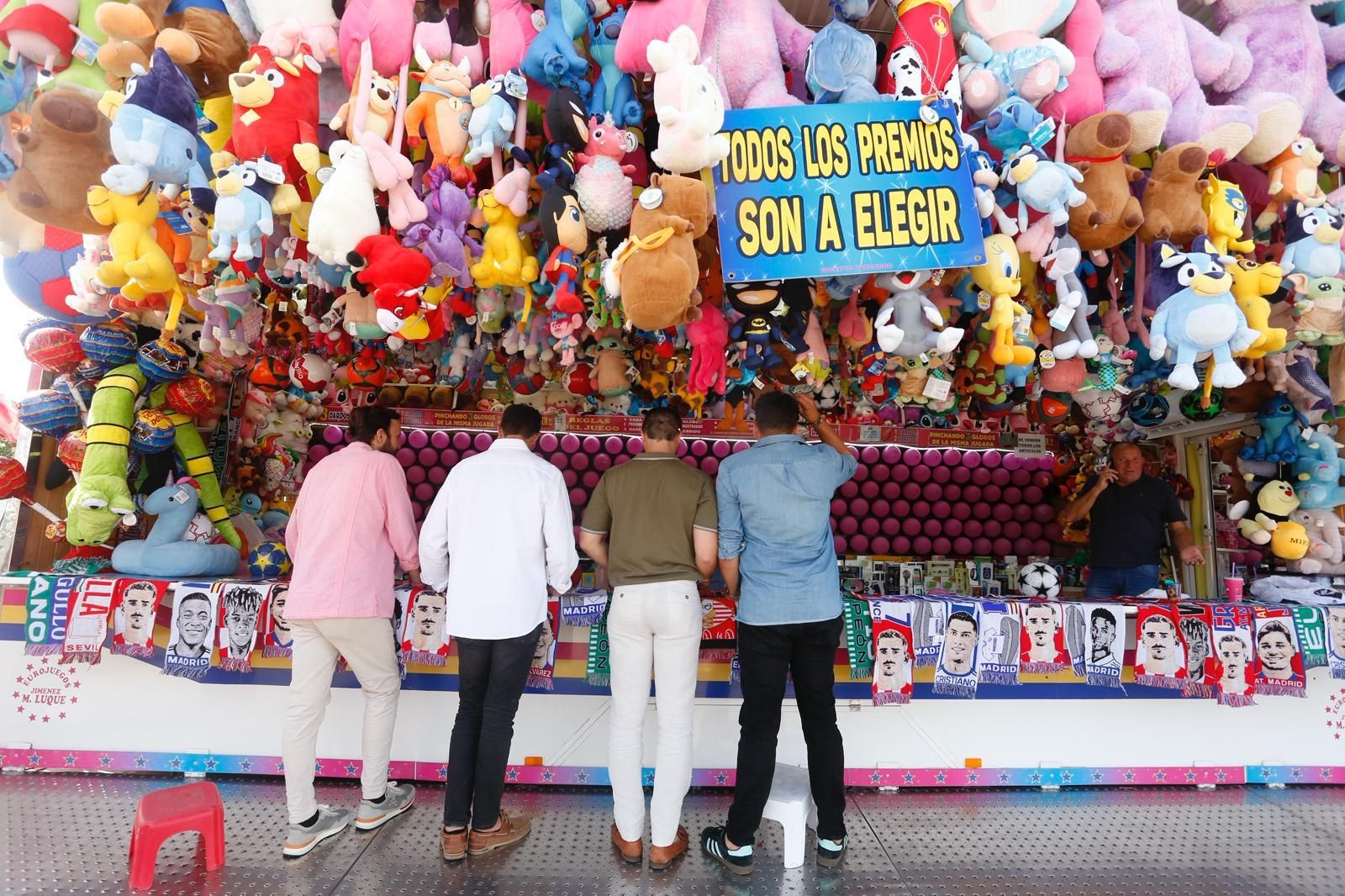 Jóvenes jugando en una tómbola.