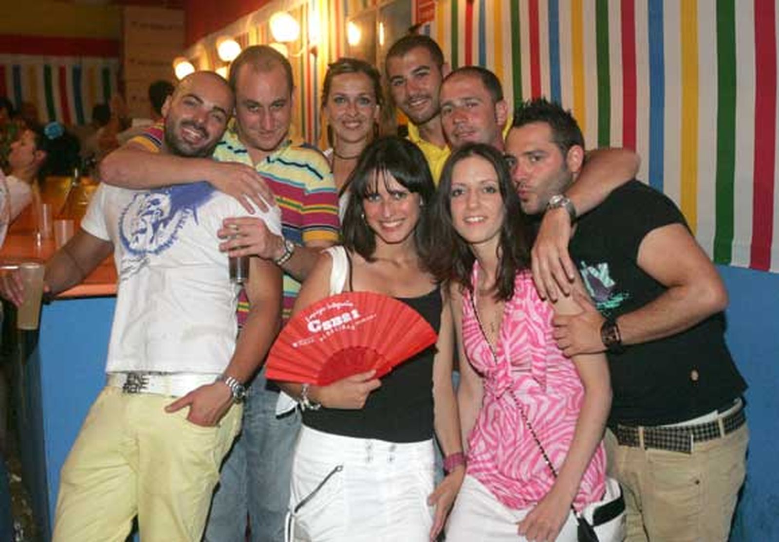 Un grupo de amigos aprovecha el ambiente festivo para disfrutar en la feria

Foto: Vanessa Perez/J.M.Q.