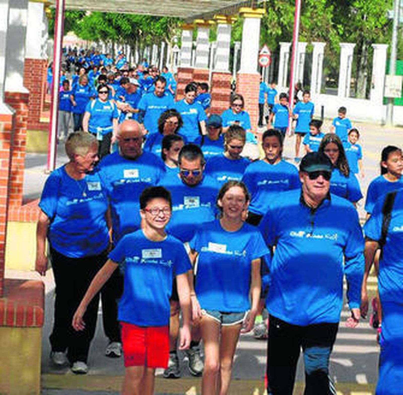 Una marea azul camina para luchar contra el alzheimer