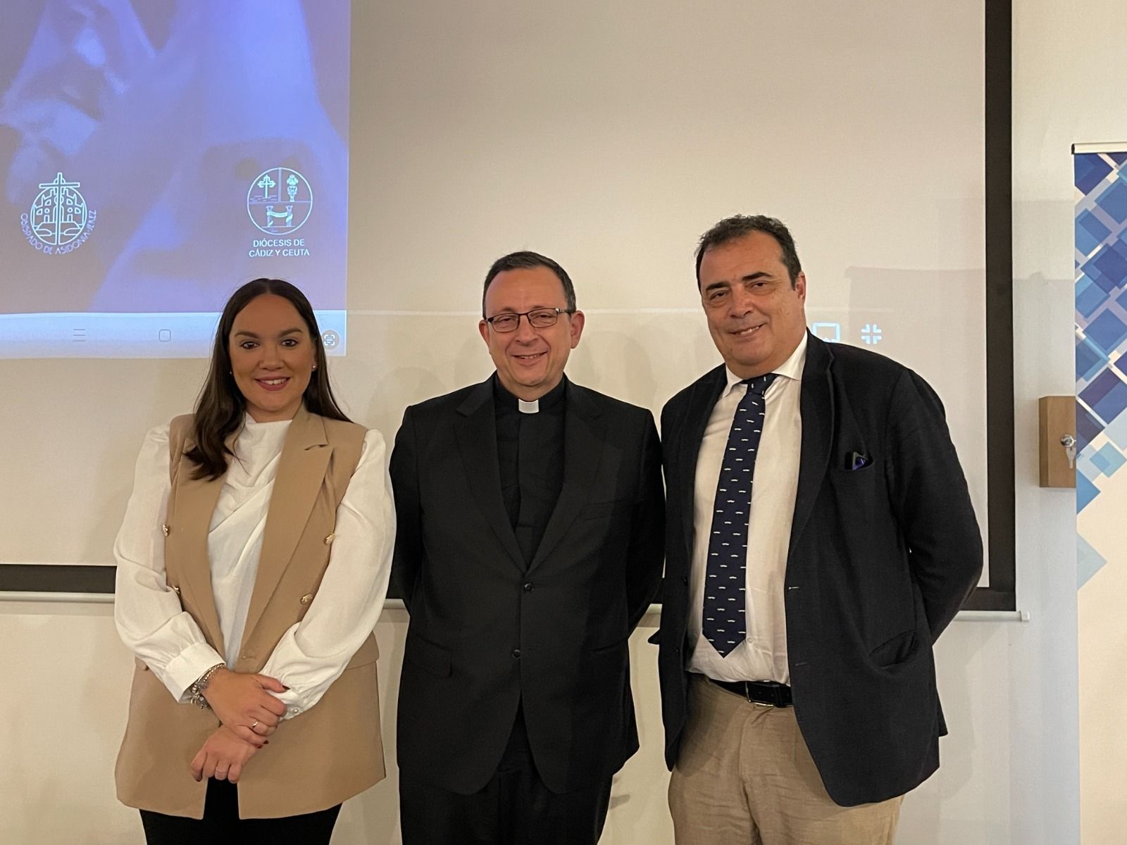 La informática Laura Álvarez, el sacerdote Ignacio Gaztelu y el director de COPE en Cádiz José Luis Mendoza