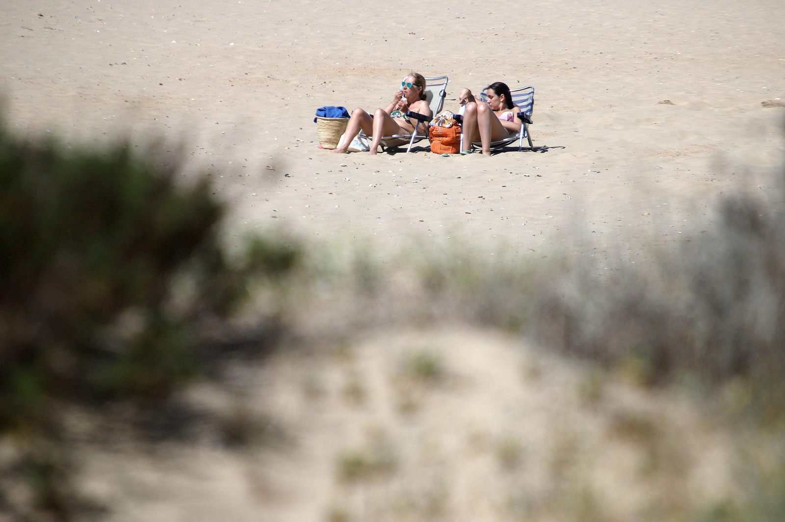 Imágenes del ambiente en la playa en la mañana del domingo en Huelva