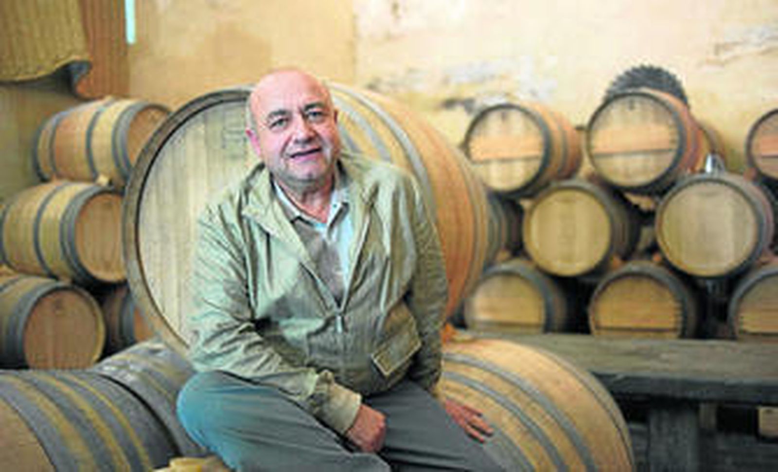 Francisco Retamero, uno de los dos propietarios de la empresa, posa en el interior de la bodega para este diario.