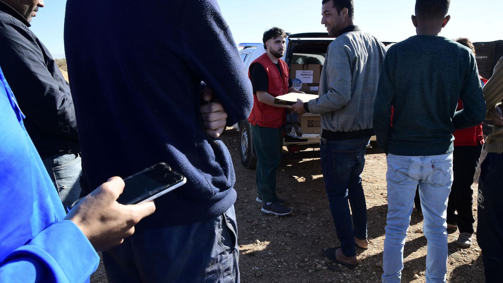 Reparto de paellas de marisco en el asentamiento de El Hoyo.