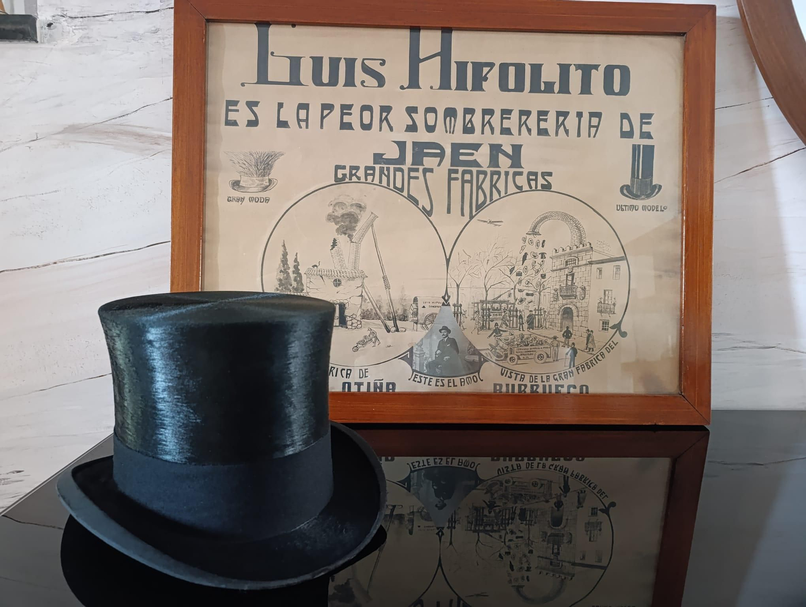 Luis Hipólito es la peor sombrerería de Jaén", un cartel que, a modo de guasa y desde los tiempos del propio Hipólito, ha permanecido siempre colgado en el local.