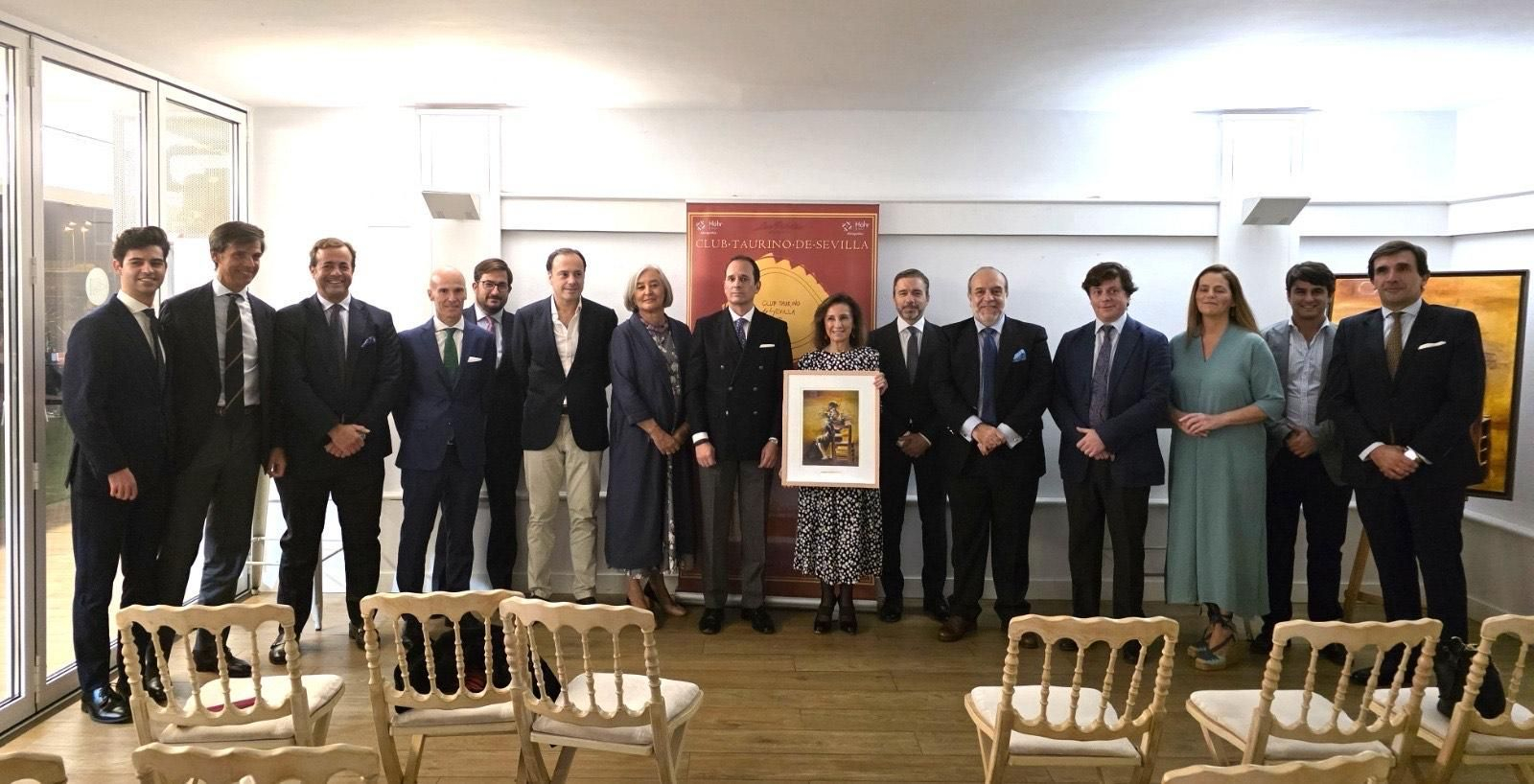 Los socios del Club Taurino de Sevilla junto a Fátima Halcón en la entrega del premio 'Al Silencio'.