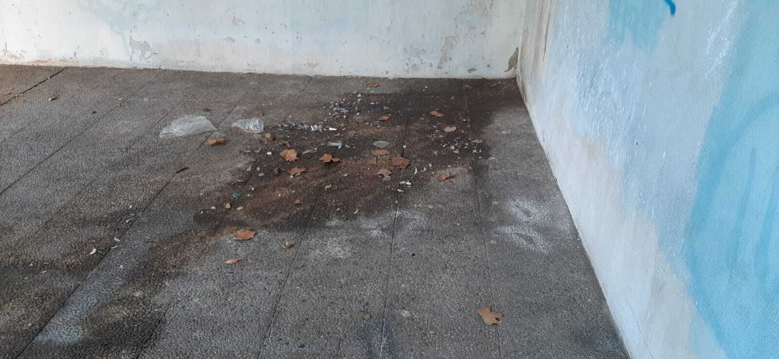 Esquina utilizada como urinario.