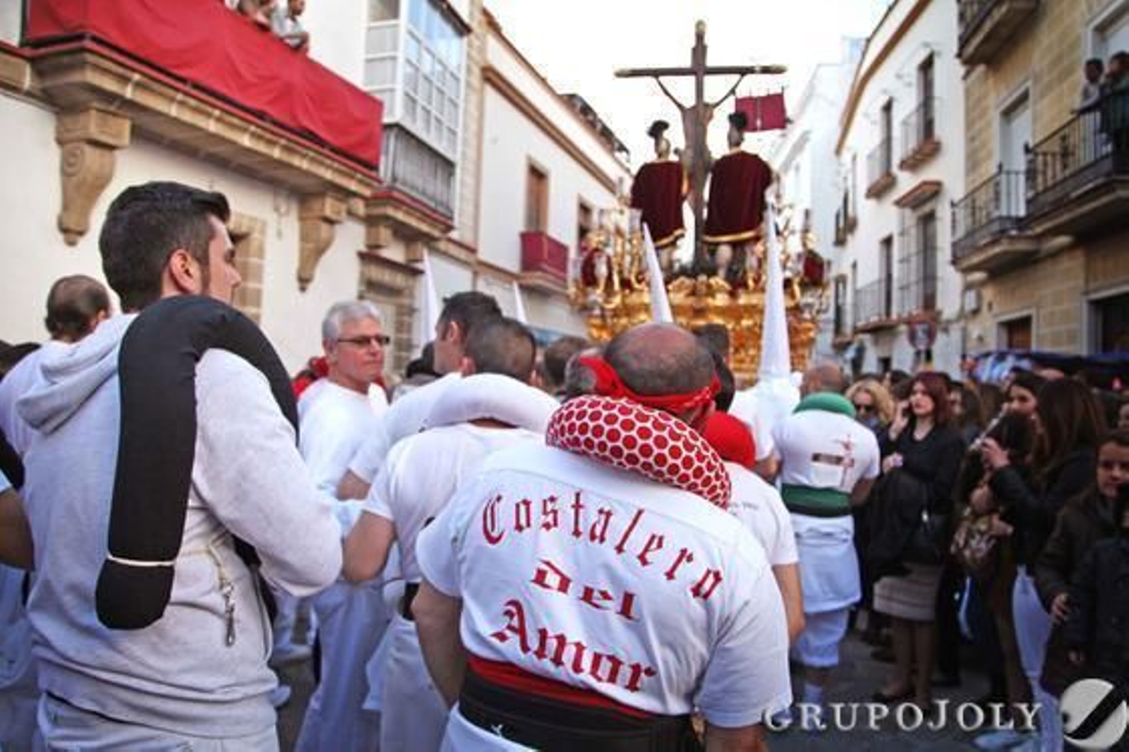 Costaleros del Santísimo Cristo del Amor siguen al paso de misterio en busca del barrio de Santiago.

Foto: Vanesa Lobo