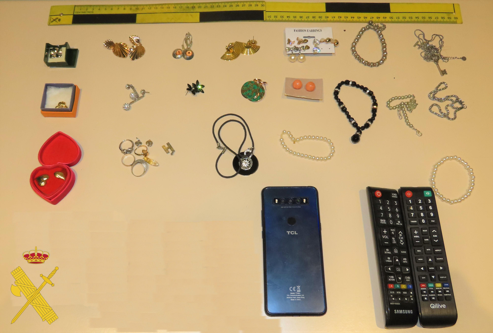 Detienen a un hombre por dos robos con fuerza en Vélez de Benaudalla y descubren que tenía cuatro órdenes de búsqueda