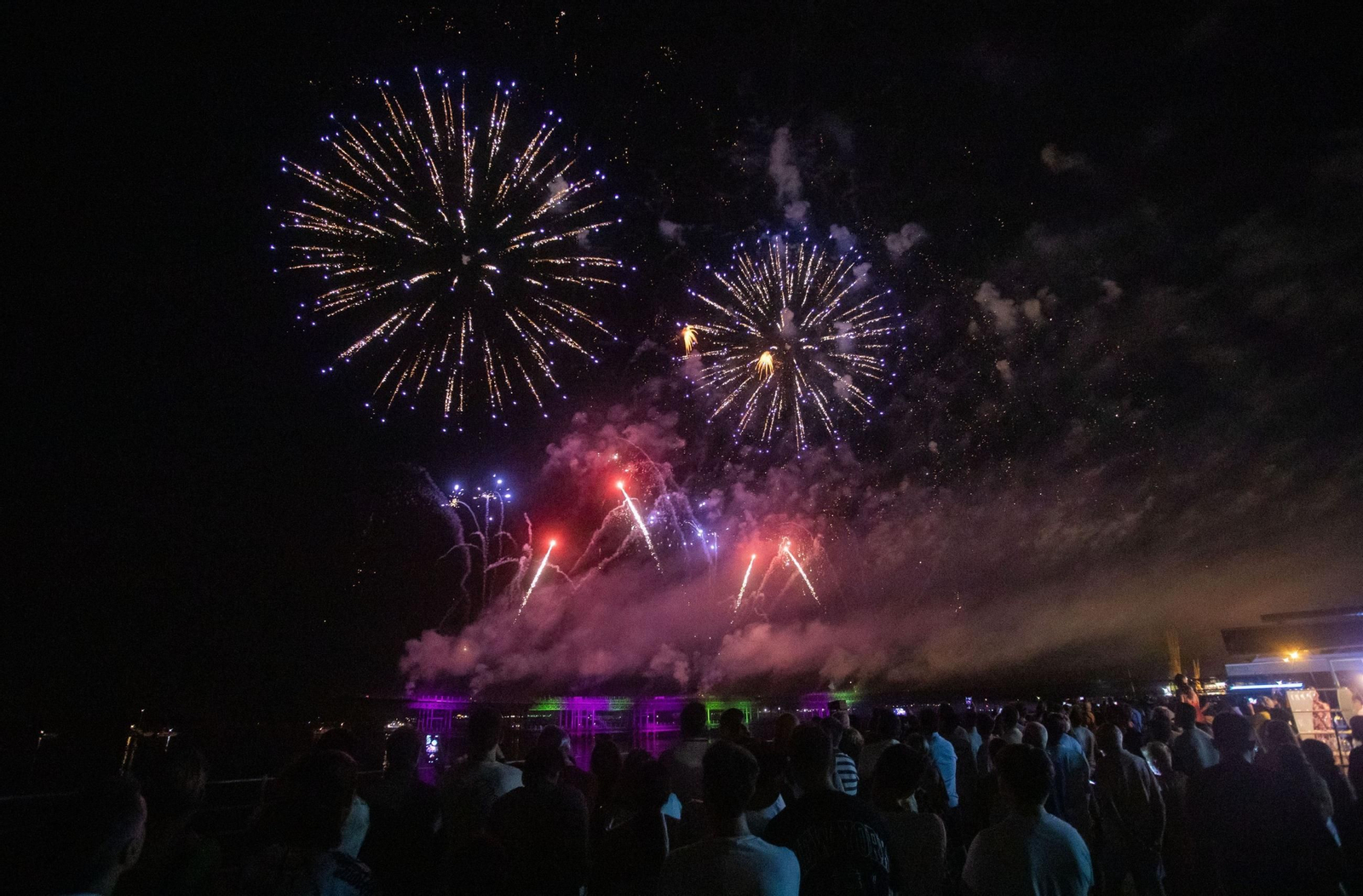 Fuegos artificiales sobre el Muelle de la Riotinto.