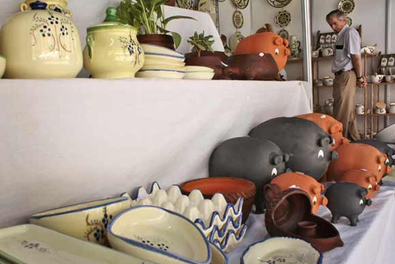 La Catedral despierta rodeada de ánforas, vasijas, botijos, útiles de cocina y macetas de barro

Foto: Almudena Torres